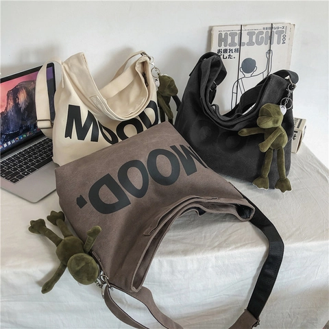 Bolso De Hombro De Lona Gran Capacidad Estilo Japonés Vintage Estampado De Letras Bolso De Mano Bandolera Con Peluche De Rana Mujeres Estudiantes