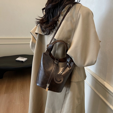 Damen Retro PU Leder Eimertasche Mit Goldener Verschluss Und Smiley Anhänger Casual Schulter Umhängetasche Für Den Alltag