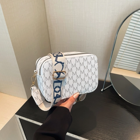Retro PU Leather Monogram Camera Bag For Women Niche Design Crossbody Shoulder Bag With Wide Strap Fashion Commuter Small Square Bag