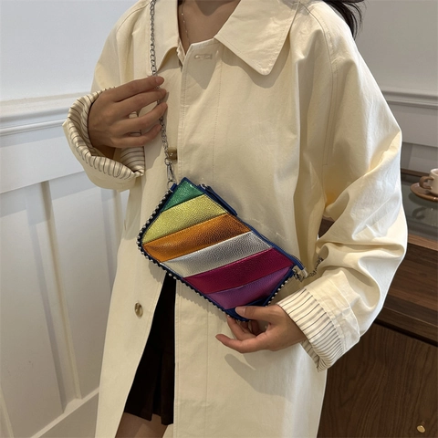 Borsa A Tracolla In Pelle PU Metallizzata Arcobaleno Righe Decorazione Borchie Catena Argento Moda