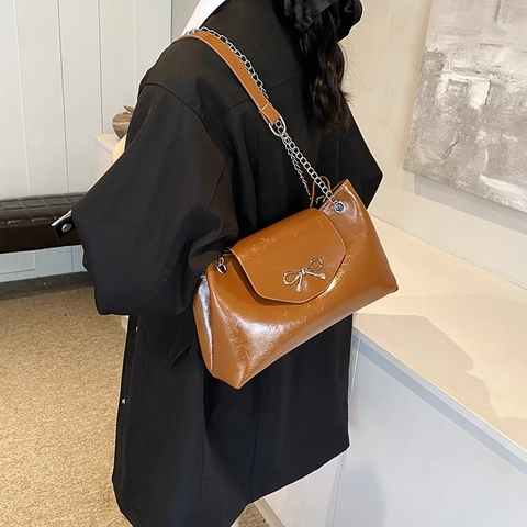 Bolso de Hombro de Mujer de Moda de Cuero de PU Bolso Sobaco de Gran Capacidad Con Lazo de Metal Cadena Color Sólido Vintage Bolso Tote
