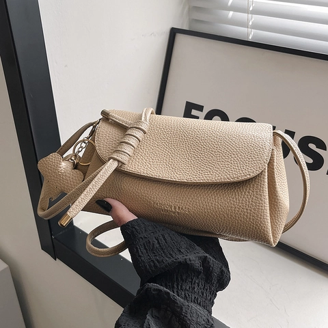 Minimalist Pebble Grain Synthetic Leather Women Shoulder Bag With Charm Solid Color Crossbody Bag For Daily Casual Style