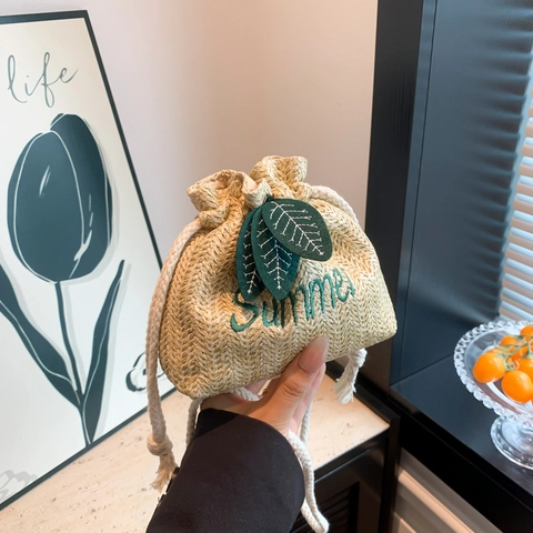 Damen Sommer Stroh Geflochtene Beuteltasche Erdbeere Blatt Stickerei Kordelzug Mini Umhängetasche Für Strandurlaub Reise