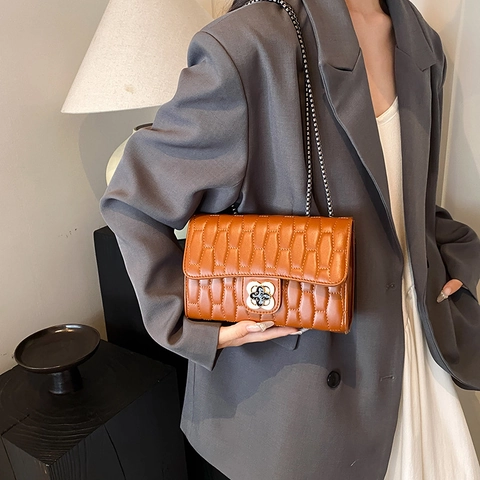 Quilted PU Leather Shoulder Bag Clover Flower Metal Turn Lock Chain Strap Trendy Women Small Square Crossbody Bag
