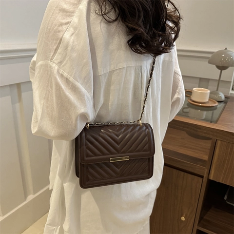 Bolso De Hombro Acolchado Para Mujer Cuero PU Patrón Chevron Cadena Dorada Solapa Bolso Bandolera Estilo Coreano