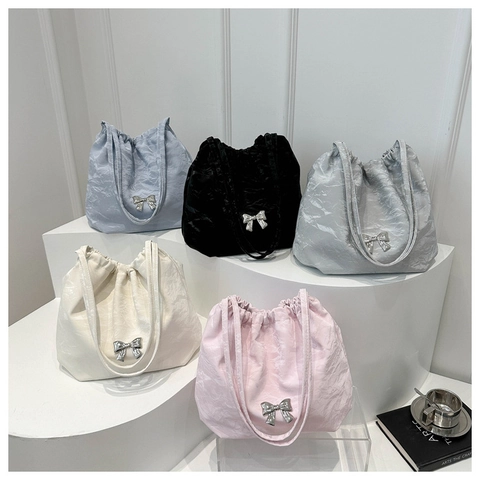 Borsa a Tracolla Casual Donna in Morbida PU Plissettata Grande Capacità Borsa a Secchiello Con Coulisse e Fiocco in Metallo