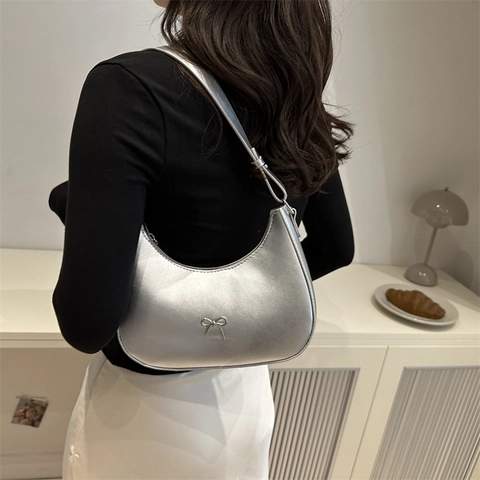 Französisch Nische Design PU Leder Mondsichel Hobo Tasche Mit Silber Metall Schleife Für Damen Einfache Ästhetische Achseltasche