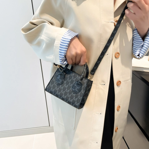 Damen Monogramm M Buchstaben Druck Mini Tote Bag PU Leder Kleine Quadratische Schultertasche Mit Verstellbarem Riemen Handtasche