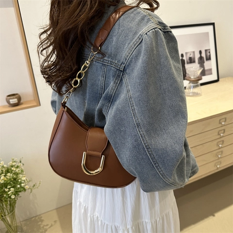 Bolso de Hombro de Axila de Cuero PU de Tendencia para Mujer Moda Simple Bolso de Media Luna Con Hebilla de Metal y Asa de Cadena
