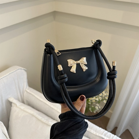 PU Leder Achsel Umhängetasche Mit Goldener Metallschleife Und Geknotetem Riemen Halbmond Mode Handtasche Für Damen