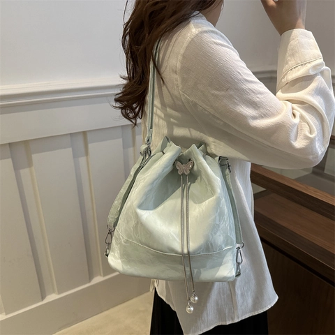 Bolso Saco de Cuero PU Arrugado para Mujer Con Hebilla de Mariposa Y Borla de Perla Artificial Mochila de Hombro Casual