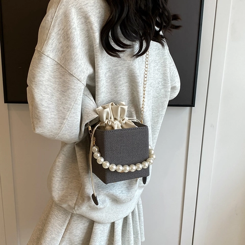 Sac Seau Tendance en PU pour Femmes Avec Poignée en Perles Mini Sac Bandoulière Cube Chaîne Dorée Cordon de Serrage