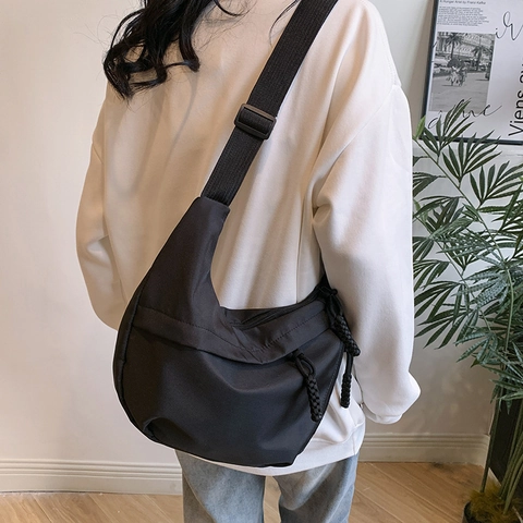 Bolso de Hombro de Media Luna para Mujer Gran Capacidad Casual Nailon Bandolera Dumpling Bag para Campus Viaje Color Sólido Moda Messenger