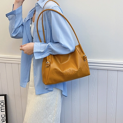 Sac À Épaule Femme Grande Capacité Cuir PU Souple Lettre Gaufrée Minimaliste Fourre-Tout Sous Les Aisselles Décontracté