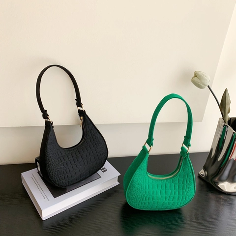 Women Felt Crocodile Pattern Dumpling Crossbody Bag Fashion Minimalist Small Hobo Shoulder Bag With Zipper Closure