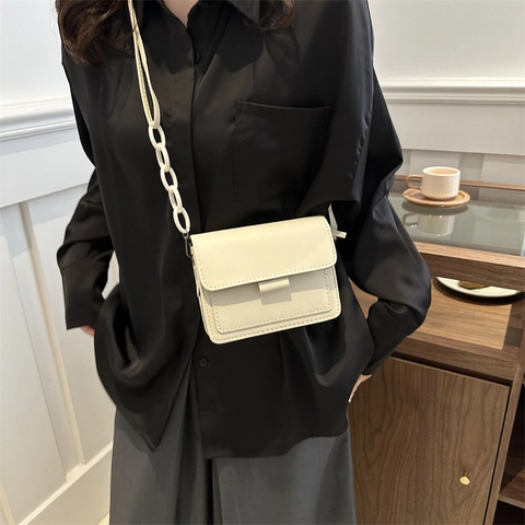 Petit Sac à Bandoulière Carré en Cuir PU pour Femmes Sac à Épaule Minimaliste avec Surpiqûres et Décoration de Chaîne