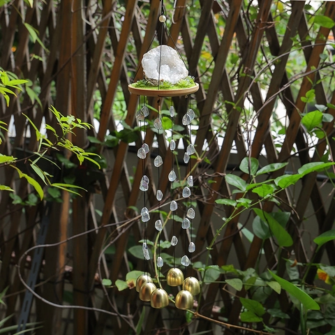 Carillon Éolien en Bois avec Amas de Cristal Blanc Naturel et Cloches en Laiton Ornement Suspendu en Pierre Minérale Fait Main pour Jardin Maison Décor