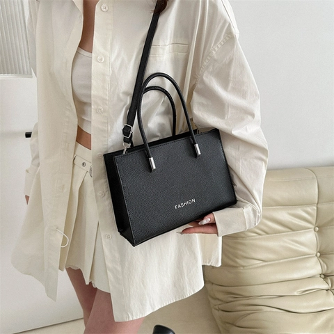 Sac à Épaule Femme en Cuir PU Motif Litchi Minimaliste Sac à Main Fourre-tout Carré Décontracté Avec Impression de Lettres Et Matériel Argenté