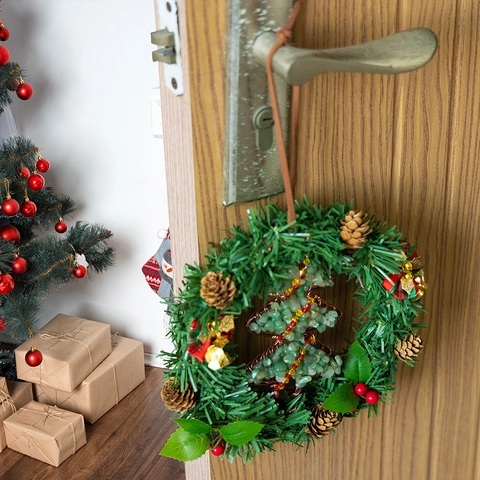 Handgemachter Weihnachtskranz Anhänger Mit Tannenzapfen Rote Beere Karierte Schleife Steinbaum Design Rustikale Rattan Deko