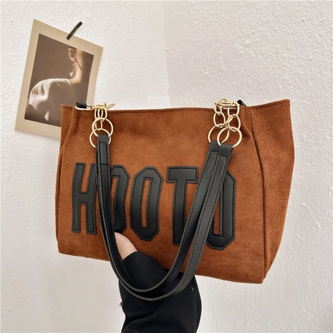Μεγάλη Γυναικεία Τσάντα Tote Από Faux Suede Ρετρό Μόδα HOOTO Letter Patch Τσάντα Ώμου Μεταλλική Αλυσίδα