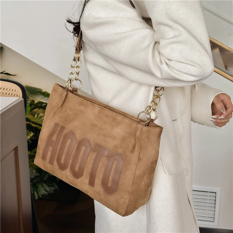 Μεγάλη Γυναικεία Τσάντα Tote Από Faux Suede Ρετρό Μόδα HOOTO Letter Patch Τσάντα Ώμου Μεταλλική Αλυσίδα