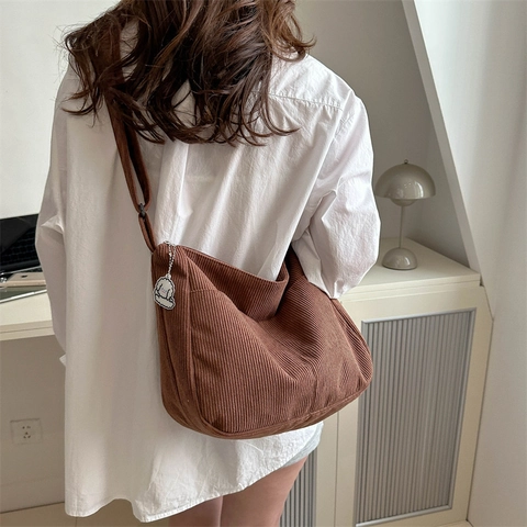 Sac à Épaule en Velours Côtelé pour Femmes Grande Capacité Vintage Style Coréen Cabas Décontracté Avec Pendentif