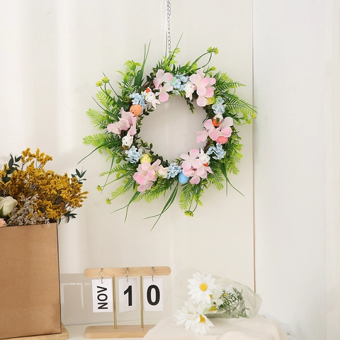 Paaskrans Met Schattig Konijntje Gekleurde Eieren Kunstmatige Groene Bladeren Roze Blauwe Bloemen Lente Wandhangende Deurdecoratie