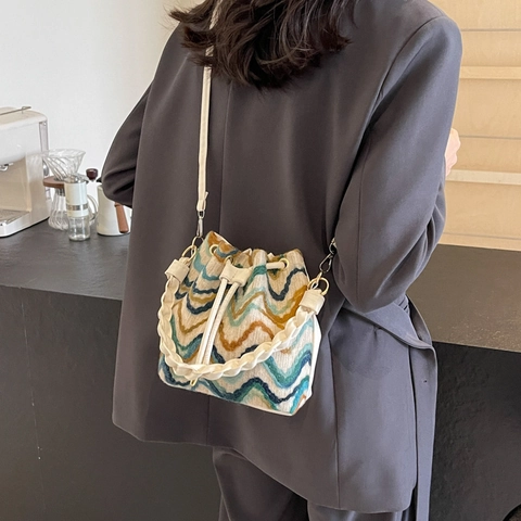 Bolso de Cubo de Punto para Mujer Patrón de Ondas en Zigzag Color en Contraste Borde de PU Bolso de Hombro Con Cordón y Asa Trenzada
