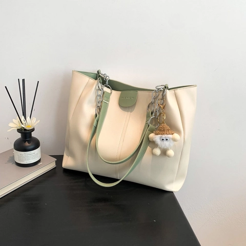 Borsa Tote In Pelle PU Grande Capacità Da Donna Con Tracolla A Catena E Ciondolo In Peluche Borsa A Spalla Trendy