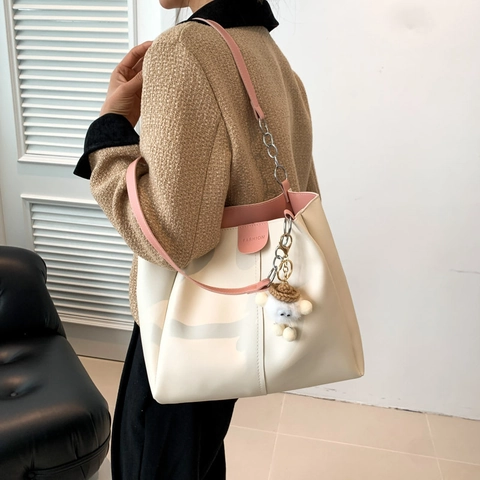 Borsa Tote In Pelle PU Grande Capacità Da Donna Con Tracolla A Catena E Ciondolo In Peluche Borsa A Spalla Trendy