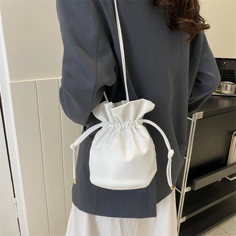 Damen Mode PU-Leder Kordelzug Beuteltasche Retro Einfarbig Umhängetasche Minimalistisch Eimerförmige Tasche Für Den Alltag