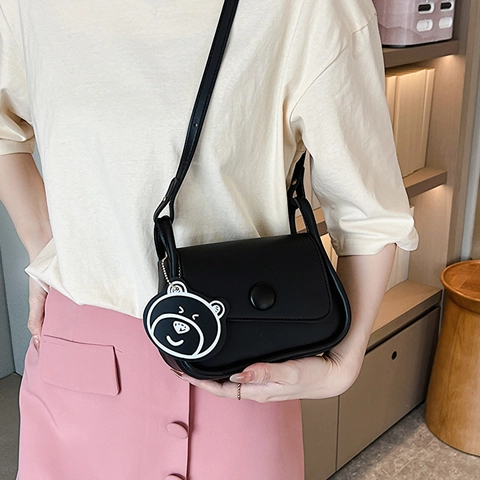 Borsa a Spalla Quadrata Piccola in Pelle PU Minimalista Coreana da Donna Con Ciondolo a Orso Regolabile Borsa a Tracolla di Moda