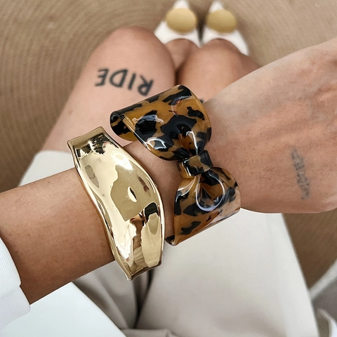 Brazalete De Oro De Metal Líquido Irregular Y Pulsera De Resina Con Lazo De Carey Joyería De Moda Vintage Para Mujer