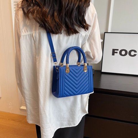Women Quilted Chevron Shoulder Bag PU Leather Crossbody Handbag With Woven Handle Golden Hardware Retro Square Trendy