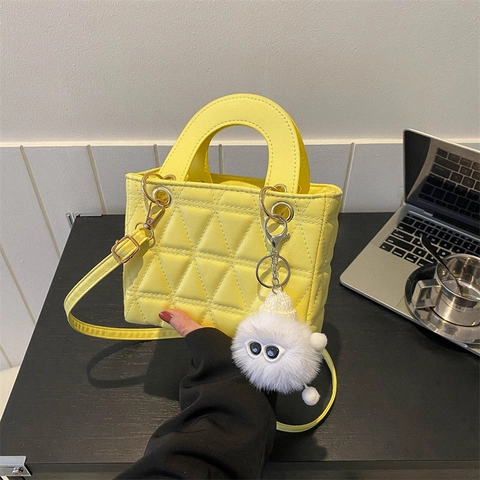 Sac Bandoulière Matelassé Pour Femmes En Cuir PU Motif Triangulaire Sac À Main Avec Charme De Monstre En Peluche Bandoulière Amovible