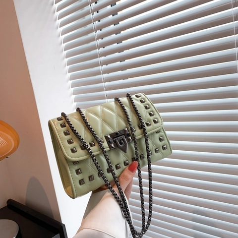 Sac à Épaule Matelassé avec Rivets et Chaîne pour Femme Cuir PU Sac en Bandoulière Carré avec Fermoir Tendance de Rue Mode