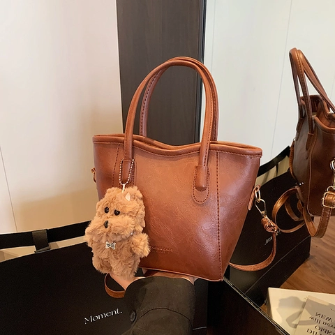 Borsa a Secchiello da Donna in Pelle PU Vintage Cuciture Borsa a Tracolla Con Pendaglio Peluche Tote Bag Casual Chic Grande