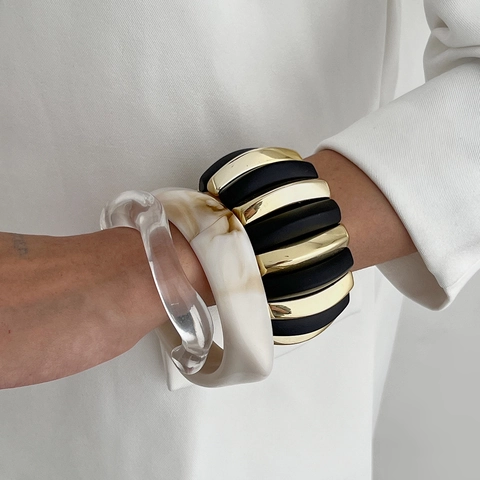 Modernes Klobiges Harz Armreif Armbänder Für Frauen Unregelmäßiges Klares Acryl Marmormuster Übertriebener Trendiger Schmuck