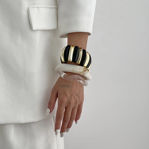Modernes Klobiges Harz Armreif Armbänder Für Frauen Unregelmäßiges Klares Acryl Marmormuster Übertriebener Trendiger Schmuck