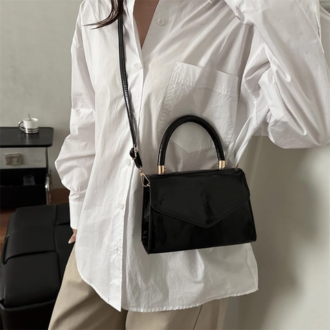 Borsa a Tracolla da Donna in Pelle Verniciata PU Lucida Moda Piccola Borsa Quadrata con Patta a V e Accessori Dorati