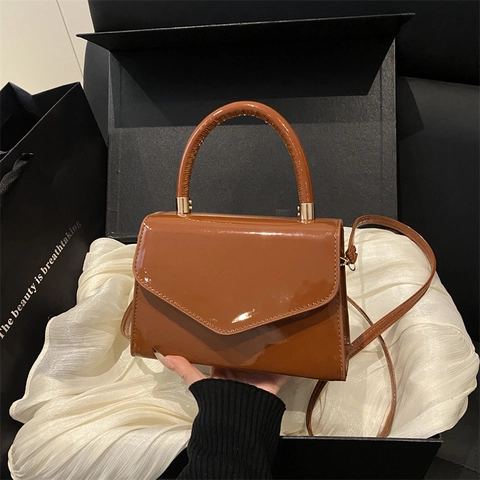 Borsa a Tracolla da Donna in Pelle Verniciata PU Lucida Moda Piccola Borsa Quadrata con Patta a V e Accessori Dorati