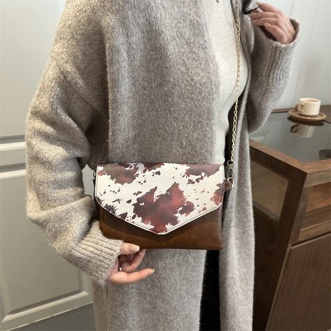 Sac Bandoulière Femme Cuir PU Imprimé Vache Épissage Rabat Enveloppe Chaîne Métal Doré Petit Carré Mode Sac À Épaule