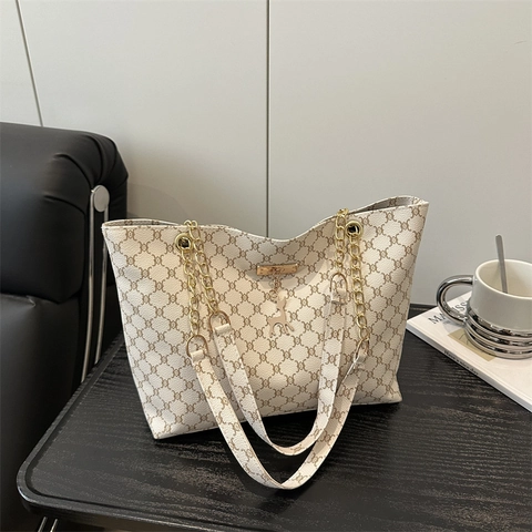 Vintage PU Leather Large Capacity Tote Bag Women Chain Shoulder Bag With Deer Pendant Monogram Pattern Commuting Underarm Bag