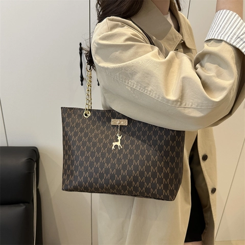 Vintage PU Leather Large Capacity Tote Bag Women Chain Shoulder Bag With Deer Pendant Monogram Pattern Commuting Underarm Bag