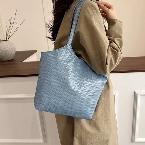 Gewebte Tragetasche Aus PU-Leder Große Kapazität Magnetverschluss Schulterhandtasche Schicker Urbaner Pendlerstil Für Frauen