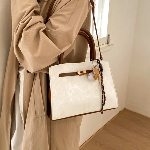 Sac À Bandoulière En Cuir PU Rétro Avec Serrure Dorée Texture Verticale Sac À Main Décontracté Pour Femme Avec Charme De Baseball