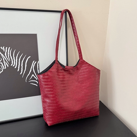 Gewebte Tragetasche Aus PU-Leder Große Kapazität Magnetverschluss Schulterhandtasche Schicker Urbaner Pendlerstil Für Frauen