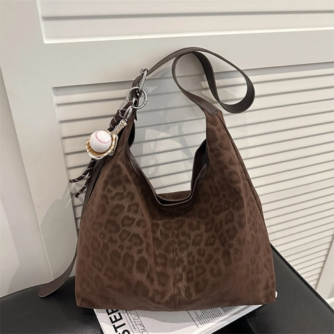 Damen Leopardenmuster Tragetasche Große Kapazität Vintage Hobo Schultertasche Mode Matte Textur Handtasche Mit Baseball Anhänger