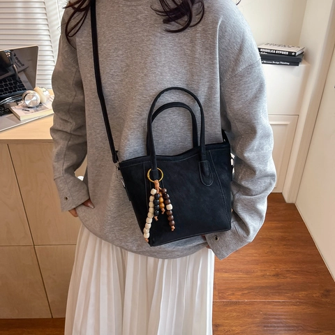 Borsa a Secchiello da Donna Retrò in Pelle PU Opaca Borsa Minimalista Con Ciondolo in Perline di Legno Borsa a Tracolla Per Pendolarismo