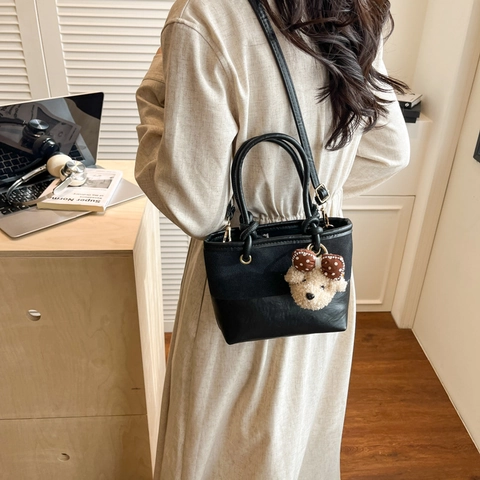 Koreanische Mode Patchwork PU Leder Umhängetasche Für Damen Retro Mini Tote Tasche Mit Plüsch Anhänger Einfache Casual Handtasche